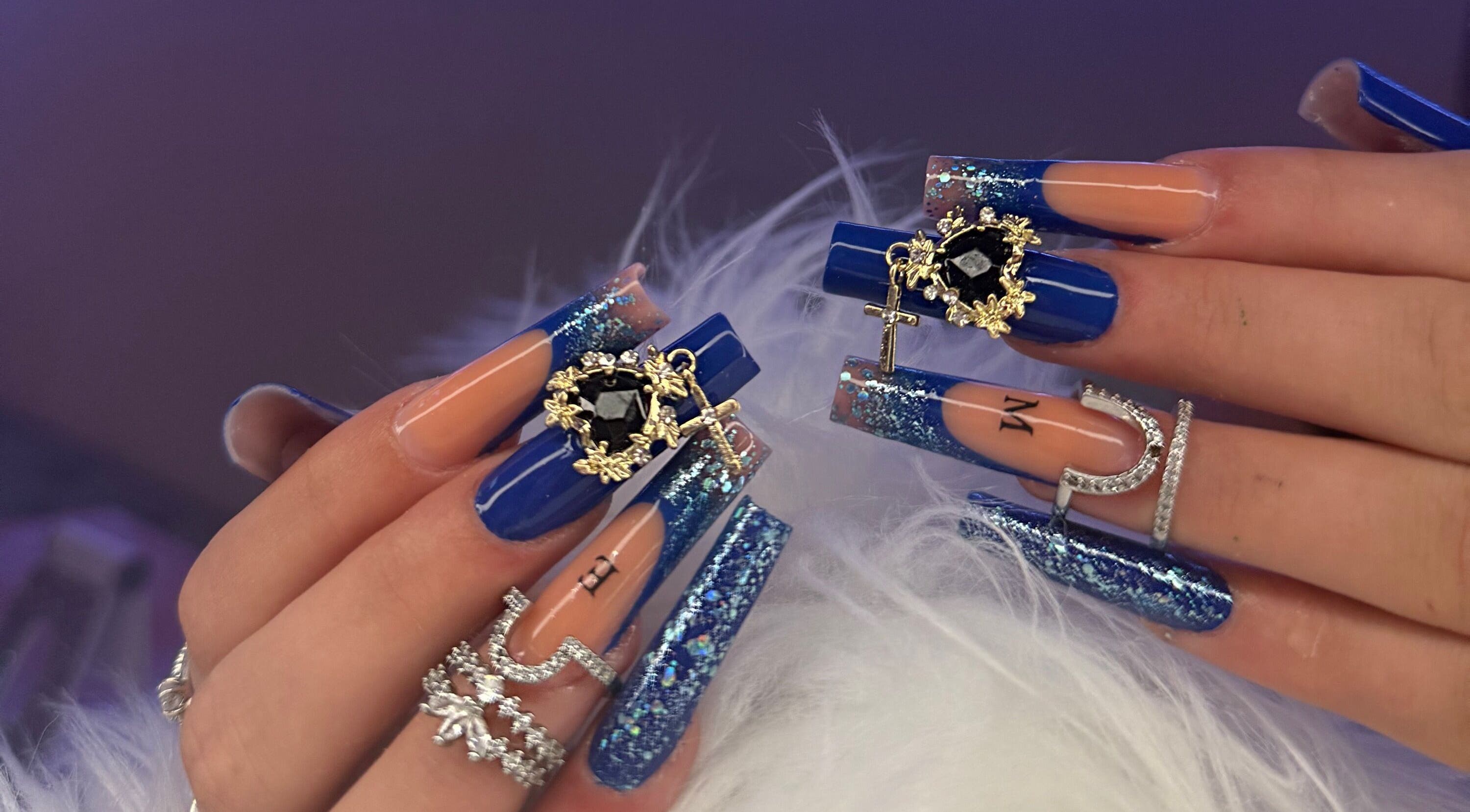 Manicure elaborata e blu con decorazioni presso Bichotas Nails Studio, Mantova, Lombardia, IT.