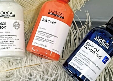 Профессиональные шампуни L'Oréal в Linija_Lepote_NS, Нови Сад, Војводина, RS, на фоне белых перьев.