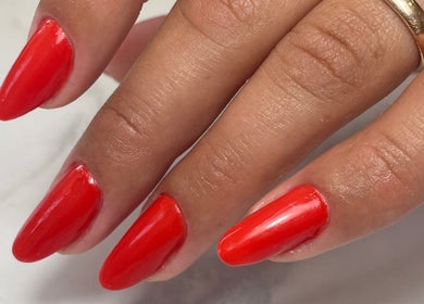 Unhas vermelhas elegantes no Marcela Paiva Unhas, Póvoa De Varzim, Porto, PT.