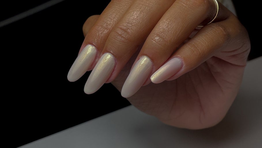 Unhas peroladas elegantes em Marcela Paiva Unhas, Póvoa De Varzim, Porto, PT, destacando-se em fundo preto.