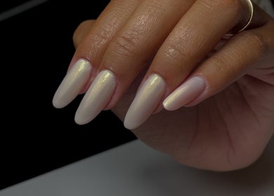 Unhas peroladas elegantes em Marcela Paiva Unhas, Póvoa De Varzim, Porto, PT, destacando-se em fundo preto.