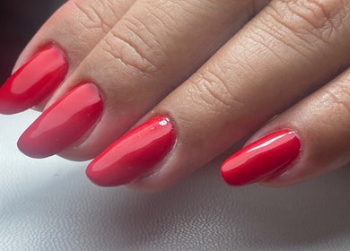 Unhas vermelhas elegantes feitas por Marcela Paiva Unhas em Póvoa De Varzim, Porto, PT.