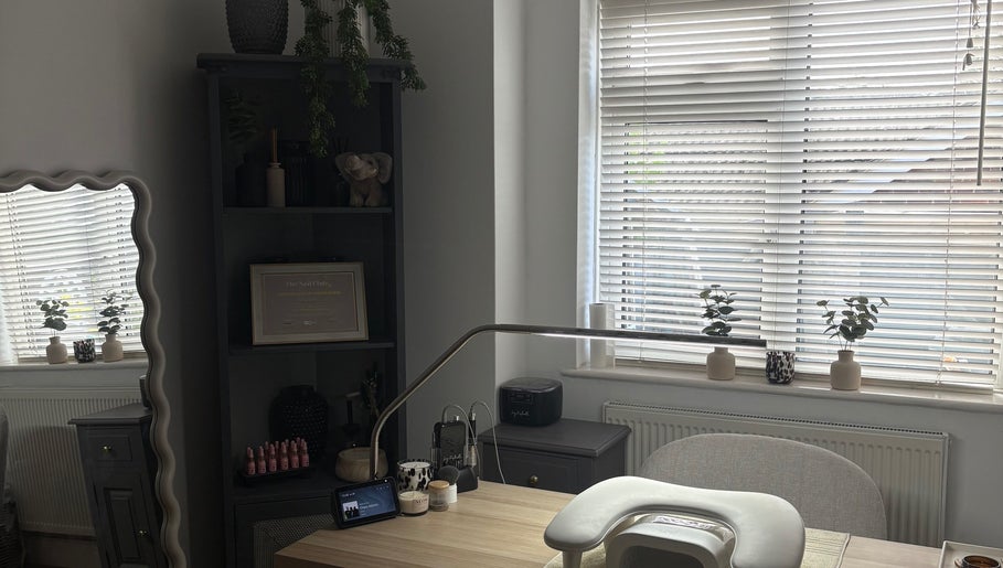 Calming spa room at Bydeedeelayy, Horsmonden, England, GB featuring a tranquil workstation and elegant decor.