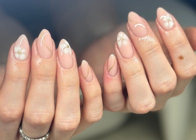Nail art featuring delicate flowers at Bydeedeelayy, Horsmonden, England, GB.