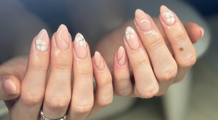 Nail art featuring delicate flowers at Bydeedeelayy, Horsmonden, England, GB.