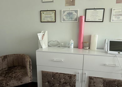Куток з сертифікатами в YaVI Beauty Academy, Вроцлав, Войвудство Нижньосілезьке, ПЛ.