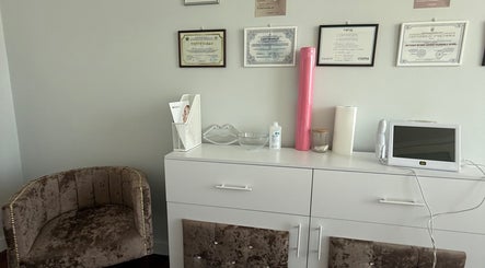 Куток з сертифікатами в YaVI Beauty Academy, Вроцлав, Войвудство Нижньосілезьке, ПЛ.