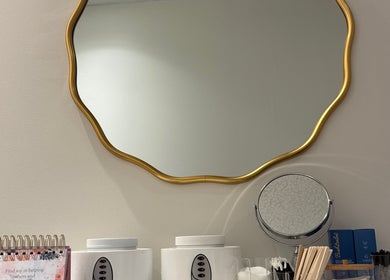 Елегантне дзеркало у Sugar&lashroom, Calgary, Alberta, CA, з сучасними приладами краси.