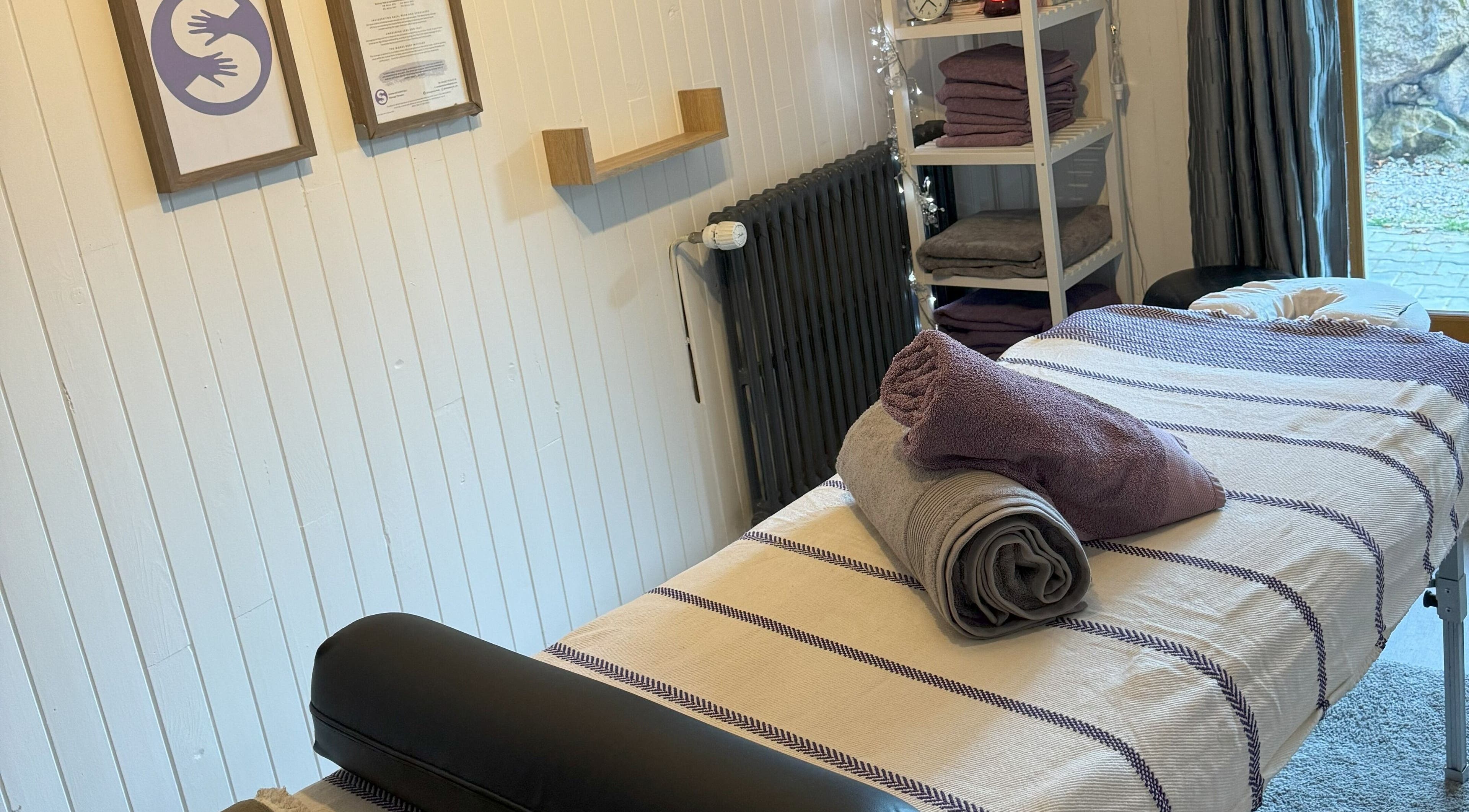 Massage room at Simple Touch, Saint-jean-d'aulps, Auvergne-rhône-alpes, FR, featuring a neatly arranged treatment bed.