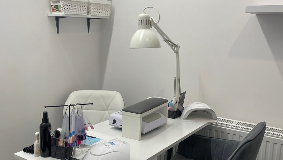 Сучасна станція манікюру в Diana Nails, Лодзь, Войводство Лодзьке, PL.