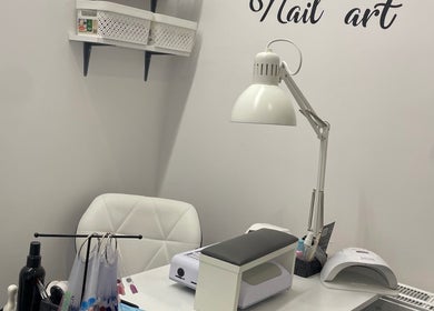 Сучасне робоче місце в Diana Nails, Łódź, Województwo Łódzkie, PL з обладнанням для манікюру.