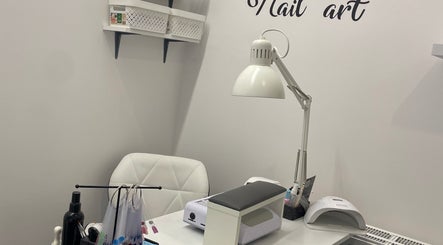 Сучасне робоче місце в Diana Nails, Łódź, Województwo Łódzkie, PL з обладнанням для манікюру.