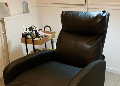 Fauteuil relaxant en cuir chez LGlam by Lauryn, Vienne, Auvergne-rhône-alpes, FR prêt pour soins beauté.