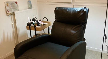 Fauteuil relaxant en cuir chez LGlam by Lauryn, Vienne, Auvergne-rhône-alpes, FR prêt pour soins beauté.
