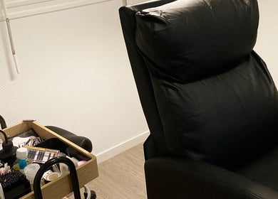 Fauteuil de soin élégant chez LGlam by Lauryn, Vienne, Auvergne-rhône-alpes, FR, avec outils professionnels.