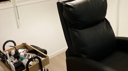 Fauteuil de soin élégant chez LGlam by Lauryn, Vienne, Auvergne-rhône-alpes, FR, avec outils professionnels.