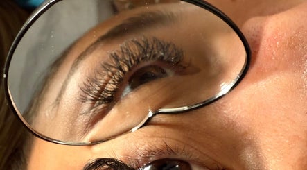 Zoom sur des cils élégants à LGlam by Lauryn, Vienne, Auvergne-rhône-alpes, FR, reflet dans un miroir.