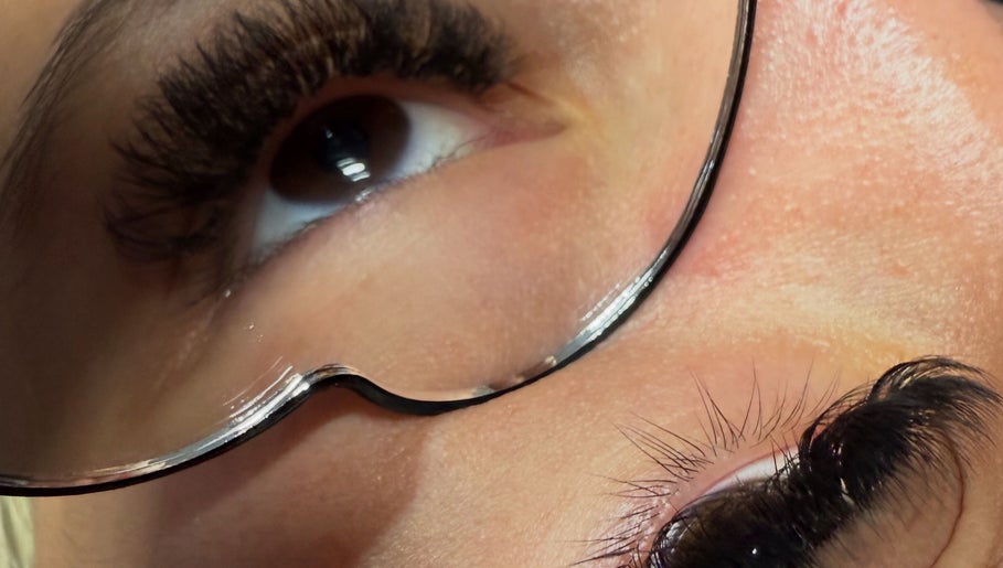 Extension de cils chez LGlam by Lauryn à Vienne, Auvergne-rhône-alpes, FR, révélant des détails exquis.