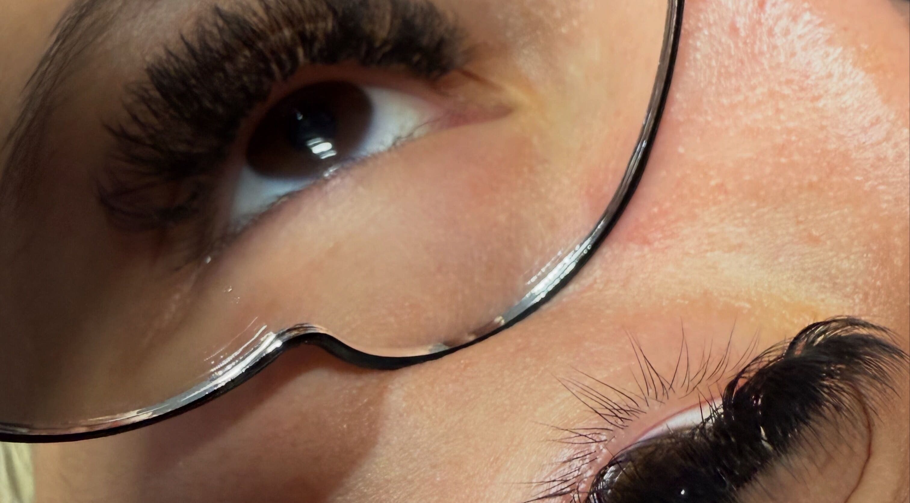 Extension de cils chez LGlam by Lauryn à Vienne, Auvergne-rhône-alpes, FR, révélant des détails exquis.