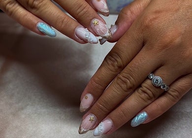 Nail art sophistiqué chez Nails by Andréa, Priay, Auvergne-rhône-alpes, FR. Design blanc et bleu avec perles et étoiles.