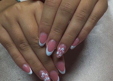 Ongles élégants avec fleurs à Nails by Andréa, Priay, Auvergne-rhône-alpes, FR.