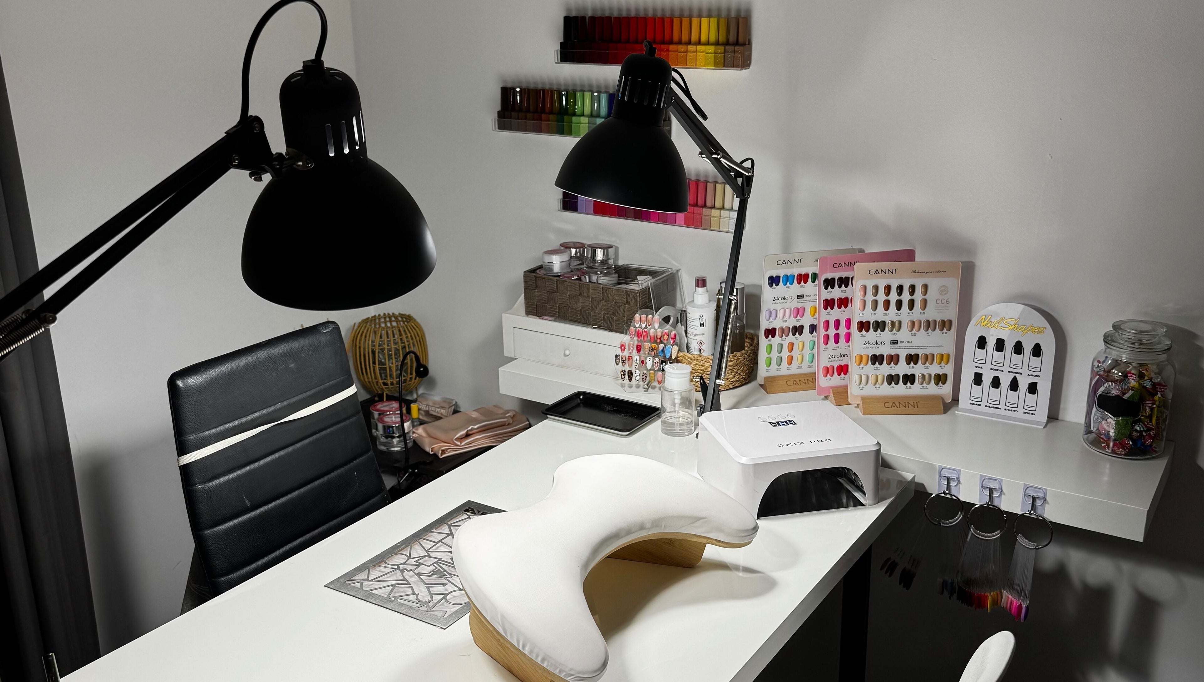 Poste de travail professionnel chez Nails by Andréa, Priay, Auvergne-rhône-alpes, FR, offrant une variété de vernis.