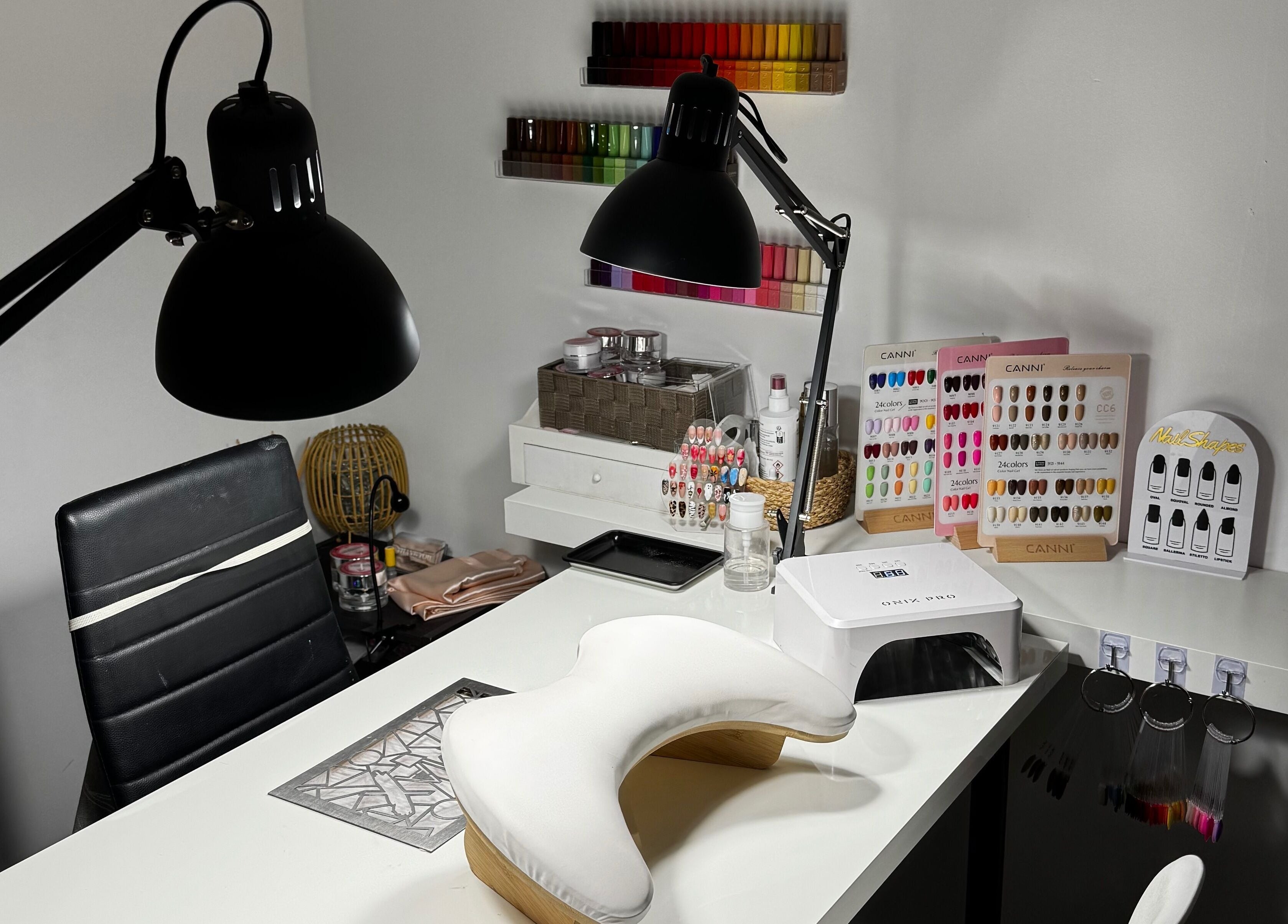 Poste de travail professionnel chez Nails by Andréa, Priay, Auvergne-rhône-alpes, FR, offrant une variété de vernis.