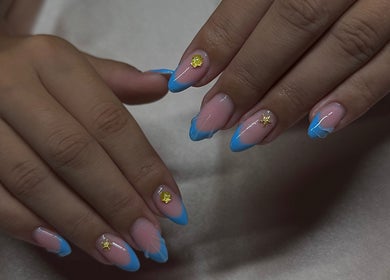 Design d'ongles bleus avec décorations dorées à Nails by Andréa, Priay, Auvergne-rhône-alpes, FR.