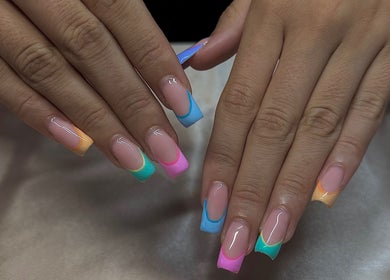 Manucure colorée chez Nails by Andréa à Priay, Auvergne-rhône-alpes, FR. Ongles décorés aux couleurs vibrantes.