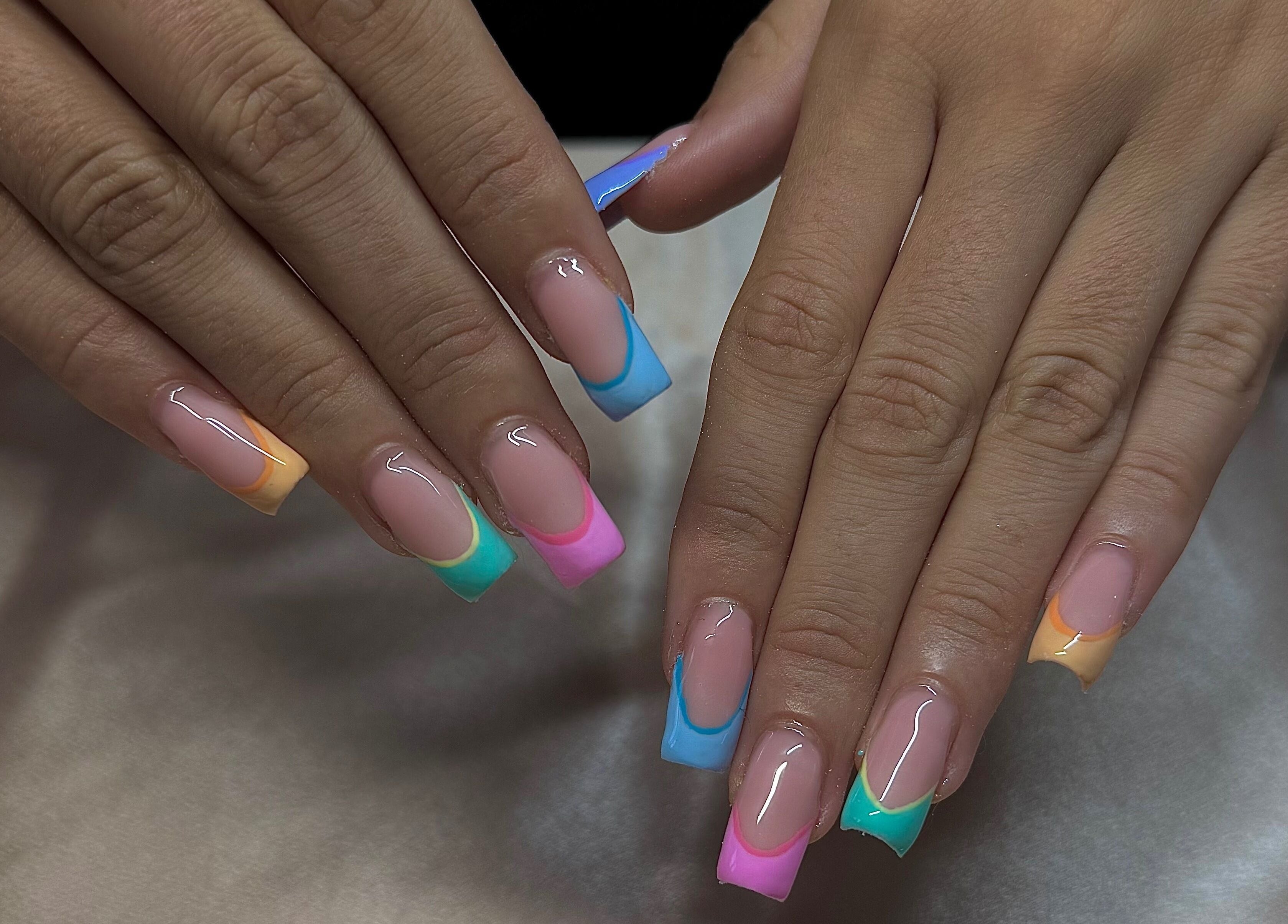 Manucure colorée chez Nails by Andréa à Priay, Auvergne-rhône-alpes, FR. Ongles décorés aux couleurs vibrantes.