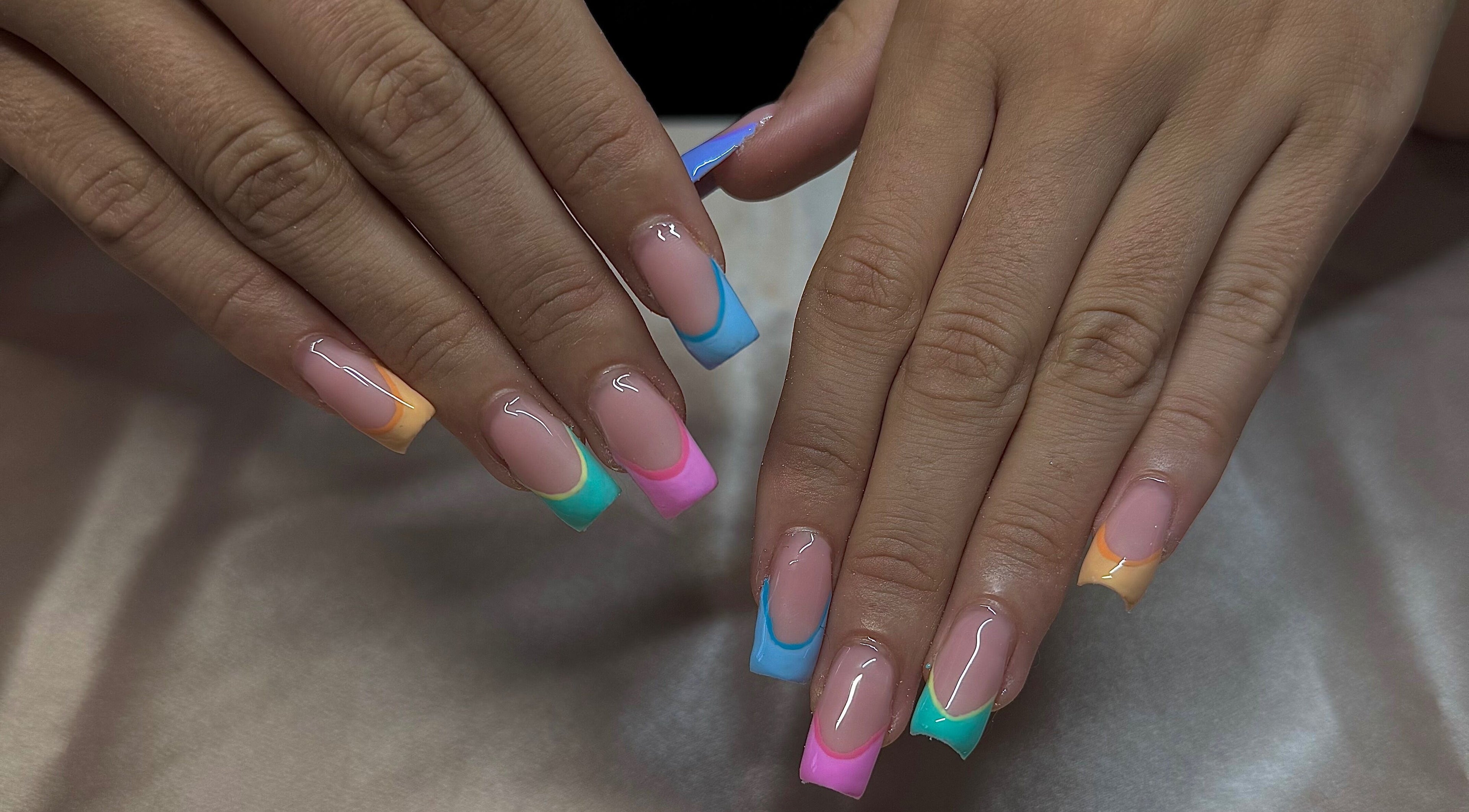Manucure colorée chez Nails by Andréa à Priay, Auvergne-rhône-alpes, FR. Ongles décorés aux couleurs vibrantes.