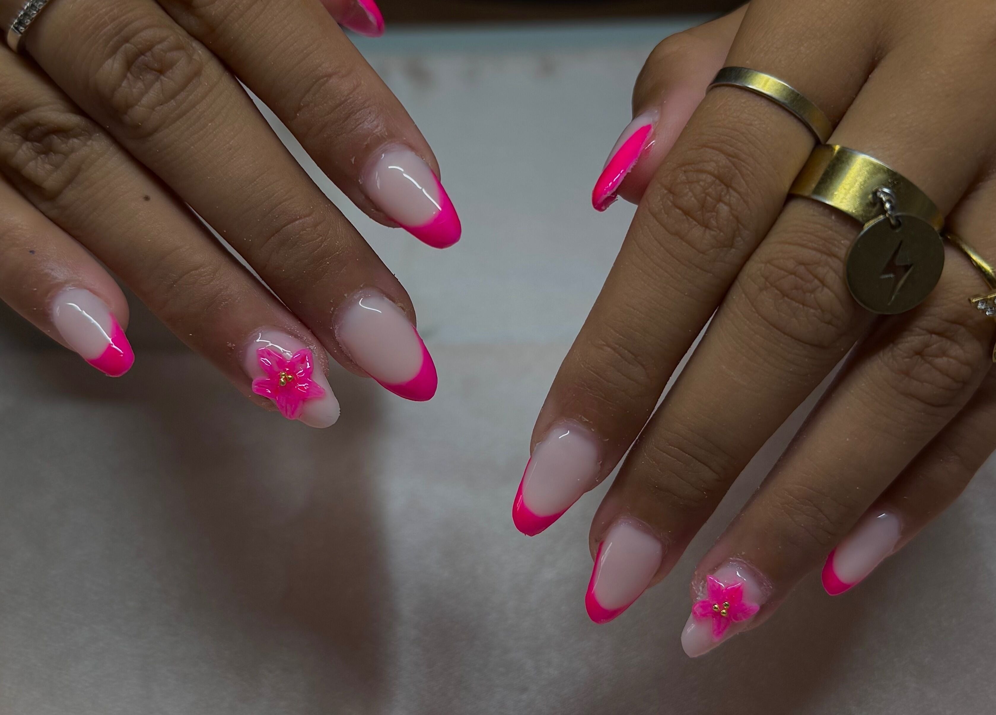Nail art élégant en rose et fleurs chez Nails by Andréa à Priay, Auvergne-rhône-alpes, FR.