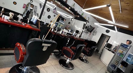Interior estilizado de Astu Barber en Pérez, Santa Fe, AR, mostrando sillas de barbería clásicas y decoración moderna.