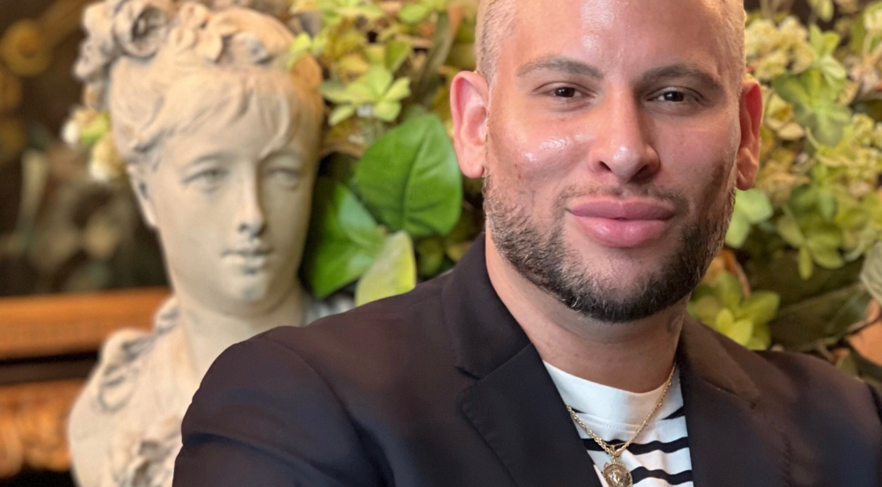 Un homme pose avec une sculpture artistique chez Zeut Coiffure à Gatineau, Québec, CA.