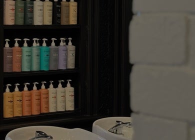 Produits capillaires sur étagère à Zeut Coiffure, Gatineau, Québec, CA.