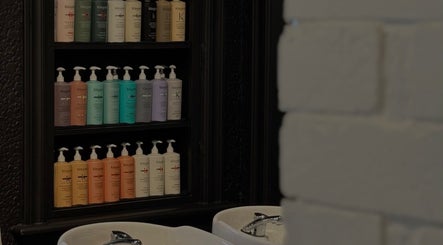 Produits capillaires sur étagère à Zeut Coiffure, Gatineau, Québec, CA.