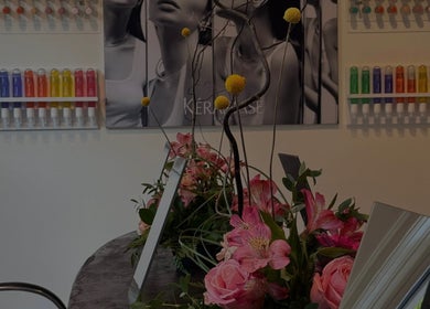 Intérieur chic de Zeut Coiffure avec fleurs vives à Gatineau, Québec, CA.