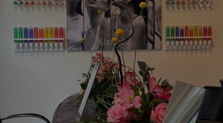 Intérieur chic de Zeut Coiffure avec fleurs vives à Gatineau, Québec, CA.