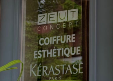 Vitrine de Zeut Coiffure à Gatineau, Québec, CA, mettant en avant la coiffure et esthétique Kerastase.