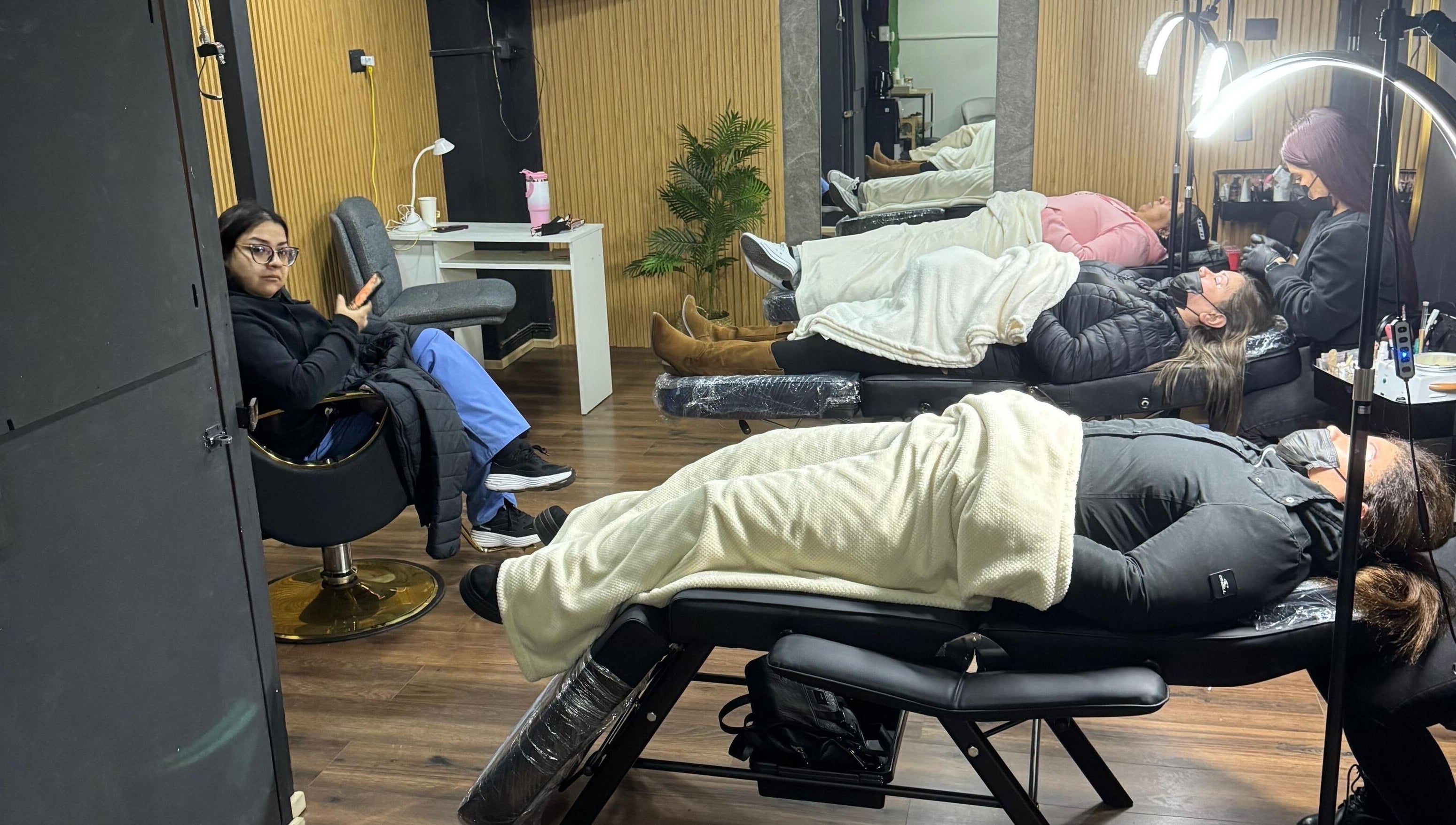 Clientes disfrutan de tratamientos de belleza en Cejas express Rancagua, Rancagua, O'higgins, CL.