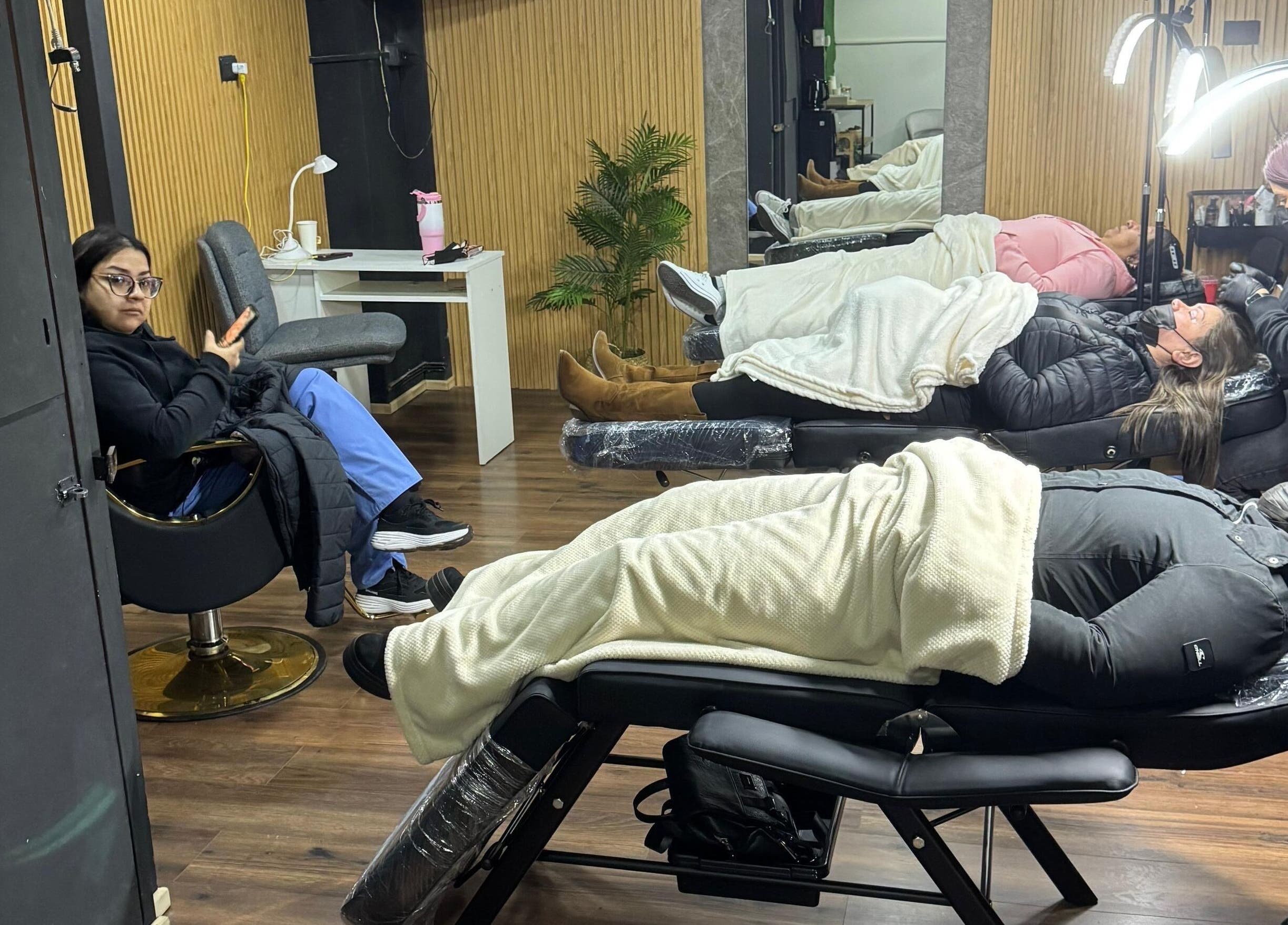 Clientes disfrutan de tratamientos de belleza en Cejas express Rancagua, Rancagua, O'higgins, CL.