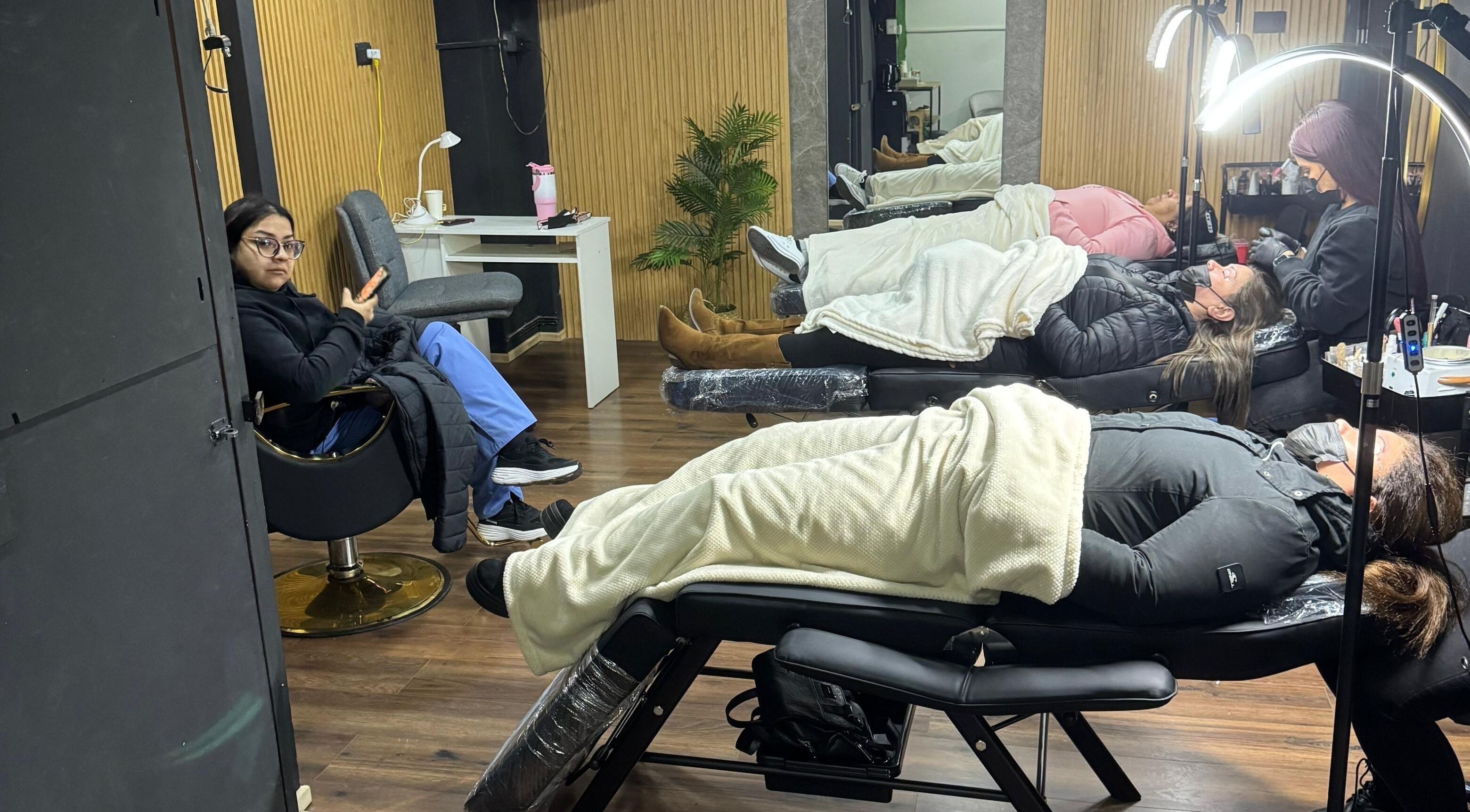 Clientes disfrutan de tratamientos de belleza en Cejas express Rancagua, Rancagua, O'higgins, CL.