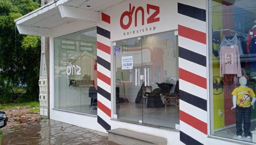 Vista da fachada da DnZ Barbershop em Rio Grande Do Sul, BR, com design moderno e acolhedor.