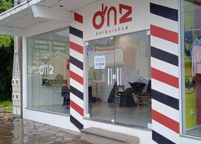 Vista da fachada da DnZ Barbershop em Rio Grande Do Sul, BR, com design moderno e acolhedor.