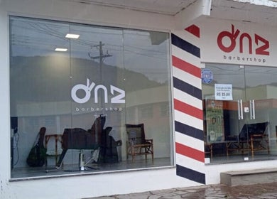 Fachada moderna do DnZ Barbershop em Rio Grande Do Sul, Brasil, com decoração de listras coloridas.