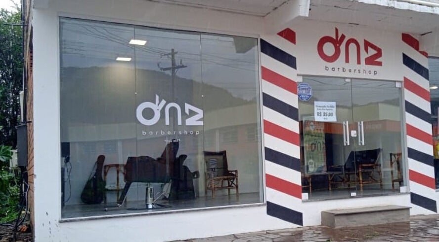 Fachada moderna do DnZ Barbershop em Rio Grande Do Sul, Brasil, com decoração de listras coloridas.