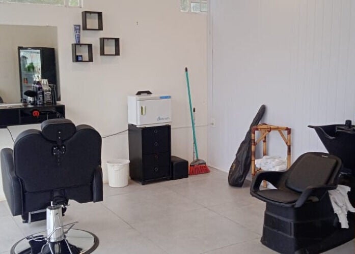 Interior da DnZ Barbershop em Rio Grande Do Sul, BR. Ambiente moderno e acolhedor com cadeira de corte e lavatório.