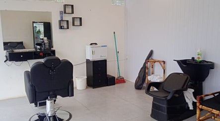 Interior da DnZ Barbershop em Rio Grande Do Sul, BR. Ambiente moderno e acolhedor com cadeira de corte e lavatório.