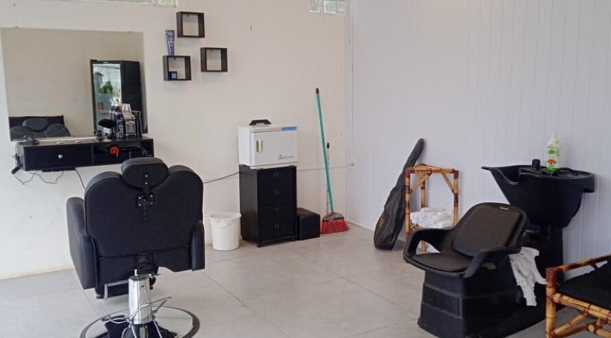 Interior da DnZ Barbershop em Rio Grande Do Sul, BR. Ambiente moderno e acolhedor com cadeira de corte e lavatório.