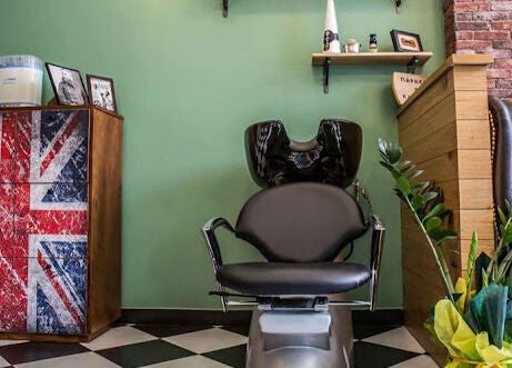 Μοντέρνα καρέκλα κομμωτηρίου στο The Barbershop Club, Ηράκλειο, GR με διακόσμηση βρετανικής σημαίας.